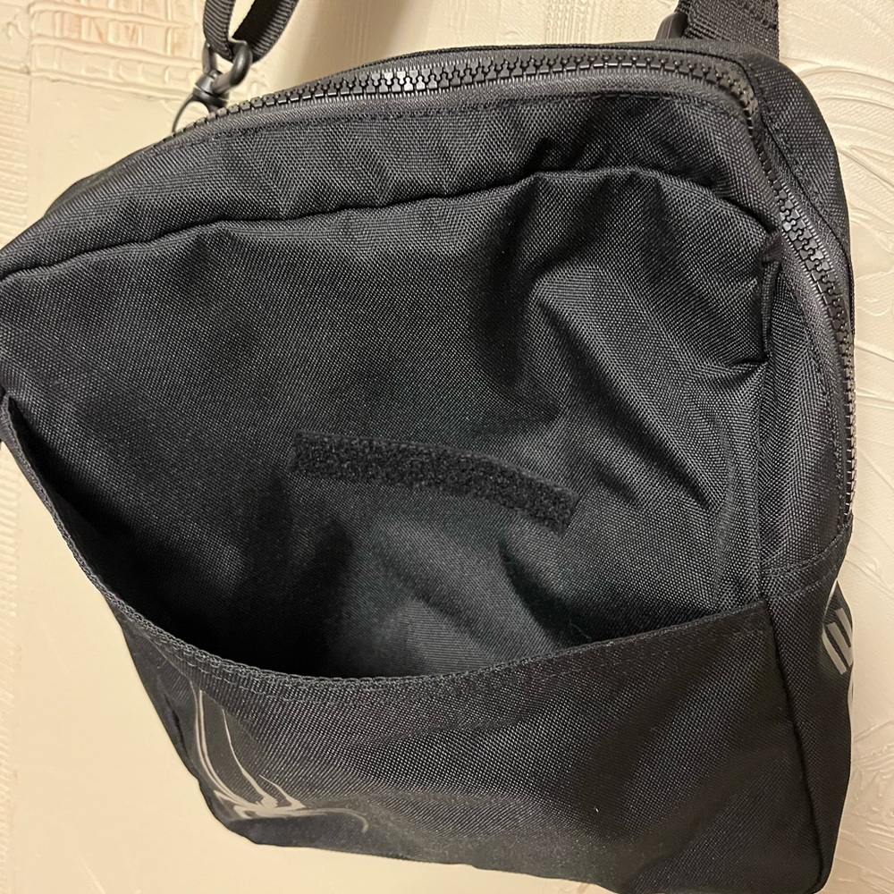 Like new black Spyder messenger cross body iPad nylon bag adjustable strap - Picture 14 of 15
